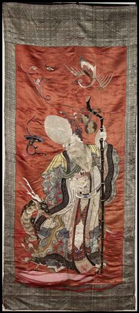 TESSUTO IN SETA CON DECORO A RICAMO DI FILI POLICROMI
Cina, dinastia Qing, XIX secolo