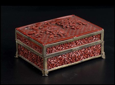 SCATOLA CON COPERCHIO IN LEGNO LACCATO CON MONTATURA IN OTTONE
la scatola Cina, dinastia Qing, XIX secolo; la montatura Francia, fine XIX-inizio XX secolo