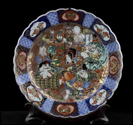 GRANDE PIATTO IN PORCELLANA 'IMARI' CON DECORO A SMALTI POLICROMI E ORO
Giappone, periodo Meiji