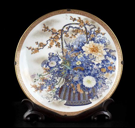 GRANDE PIATTO IN PORCELLANA CON DECORO A SMALTI POLICROMI E ORO
Giappone, periodo Meiji