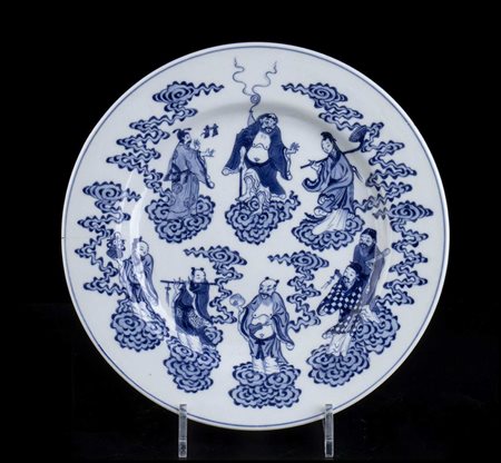 PIATTO IN PORCELLANA 'BIANCO E BLU' CON GLI OTTO IMMORTALI TAOISTI
Cina, XX secolo