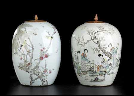 COPPIA DI VASI IN PORCELLANA CON DECORO A SMALTI POLICROMI
Cina, XX secolo