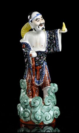 IMMORTALE TAOISTA IN PORCELLANA CON DECORO A SMALTI POLICROMI
Cina, XX secolo