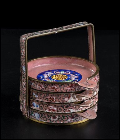 PORTAVIVANDE IN MINIATURA IN METALLO DECORATO A SMALTI POLICROMI
Cina, inizio del XX secolo