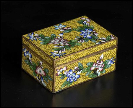SCATOLA IN METALLO CON SMALTI CLOISONNÉ


Cina, XX secolo