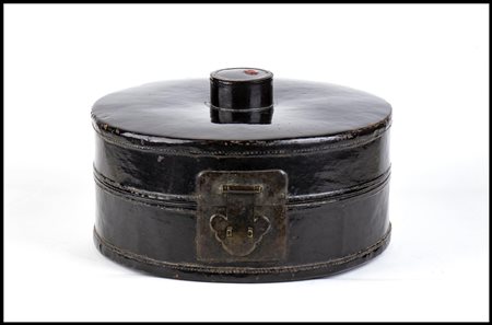 CONTENITORE IN LEGNO LACCATO CON CERNIERE IN METALLO

Cina, XX secolo