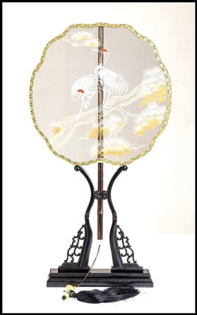 VENTAGLIO IN GARZA DIPINTA CON SUO SOSTEGNO IN LEGNO

Cina, XX secolo