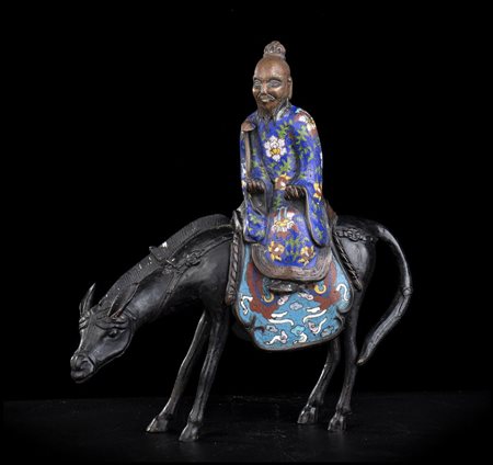 IMMORTALE TAOISTA IN BRONZO CON DECORO A SMALTI CLOISONNÉ
Cina, XIX-XX secolo