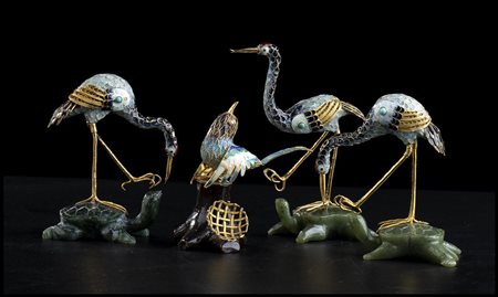 QUATTRO PICCOLE SCULTURE DI UCCELLI IN METALLO PARZIALMENTE DORATO E SMALTATO CON BASI IN PIETRA DURA E LEGNO
Cina, XX secolo