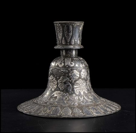 CANDELIERE IN METALLO CON APPLICAZIONI IN ARGENTO
Area islamica, XIX secolo