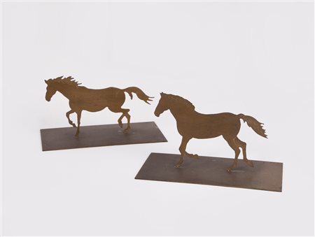 Mario Ceroli (Castel Frentano, 1938 - ) Lotto di due sculture raffiguranti...