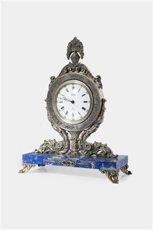 23x17 cmCassa in argento decorata con racemi vegetali e vaso con fiori....