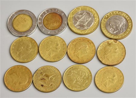 LOTTO DI LIRE ITALIANE composto da 12 monete da: -8 monete da 200 lire - 2...