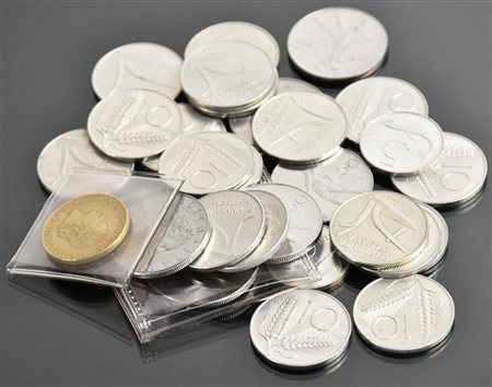LOTTO DI MONETE DELLA REPUBBLICA ITALIANA composto da: 5 lire 1975 10 lire...