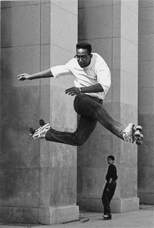 Sabine Weiss (1924-2021)  - Devant le musée d'Art Moderne, 1991