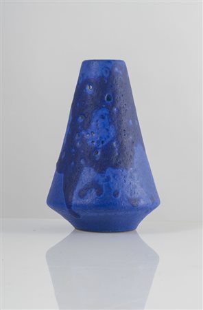 ROBERTO CRIPPA (Monza 1921 – Bresso 1972) "Vaso nucleare". Vaso in terracotta...