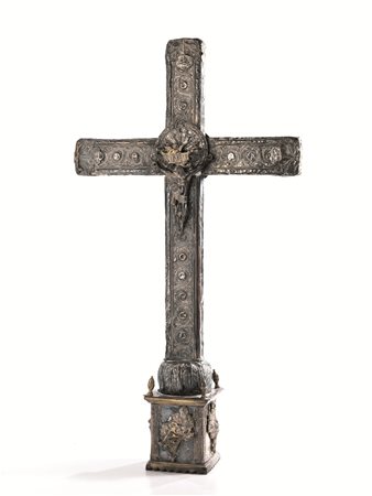 Crocefisso, in rame argentato, cesellato a volute vegetali e applicazioni in...