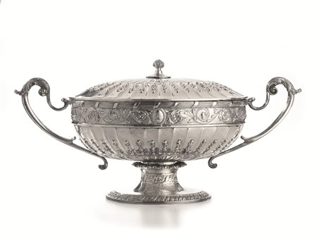 Grande zuppiera, Francia, sec. XX, in argento, di forma ovale su piede...