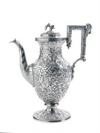 Grande teiera, S. Kirk & Son, in argento sterling riccamente sbalzata a...