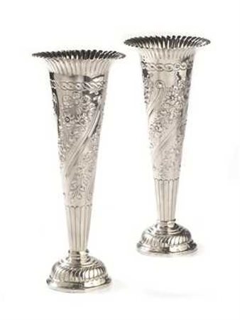 Coppia di vasi da fiori, Londra, 1892, in argento sbalzato a motivi floreali,...