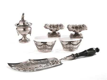 Coppia di saliere, Napoli, sec. XIX, in argento, di forma rettangolare con...