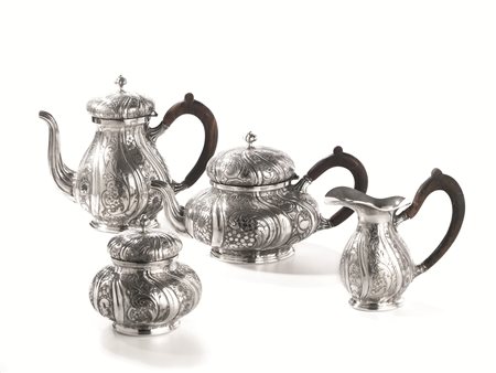 Servito da tÃ¨ e cioccolata, sec. XX, in argento, composto da teiera,...