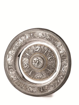 Grande piatto da parata, Birmingham, sec. XX, in argento riccamente sbalzato...