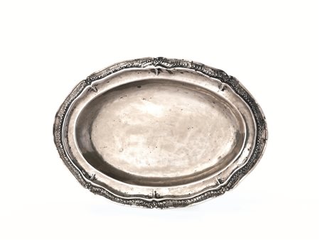 Vassoietto, sec. XVIII, in argento, di forma ovale sagomata, cm 34x23, g 620