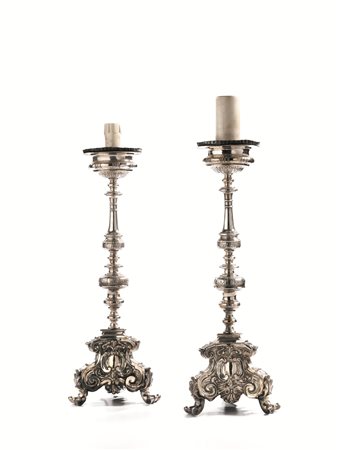 Coppia di portaceri, sec. XVIII, in rame argentato, fusto a balaustro...