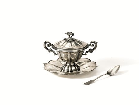 Tazza da puerpera con piatto e cucchiaio, Milano, sec. XIX, in argento, corpo...