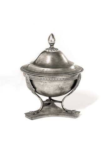 Zuccheriera, Venezia, sec. XIX, in argento, corpo semisferico poggiante su...