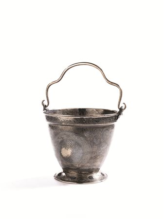 Secchiello, in argento, corpo inciso con girali e volute, alt. cm 21,5, g 1275