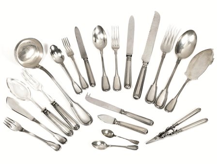 Servito di posate, in argento, manici cesellati a palmette, composto di...