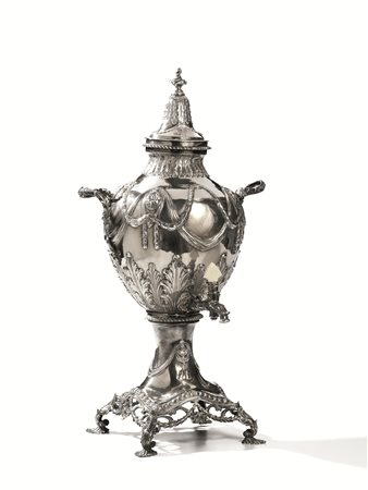 Grande teiera, Londra, 1773, facitore Emick Romer, in argento cesellato,...