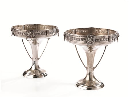 Coppia di alzate, Germania, sec. XX, in argento, fusto scanalato, piatto...