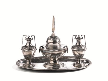 Calamaio, sec. XIX, in argento, vassoietto ovale con bordo perlinato,...