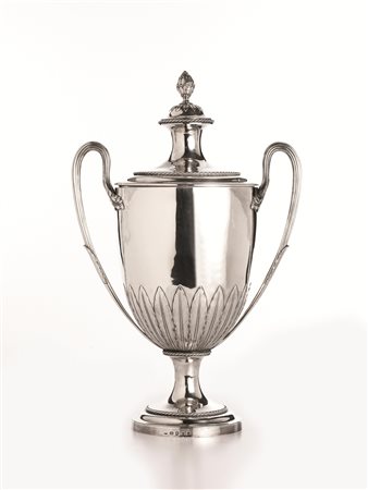 Grande coppa, Londra, 1800, in argento, parte inferiore decorata da foglie...