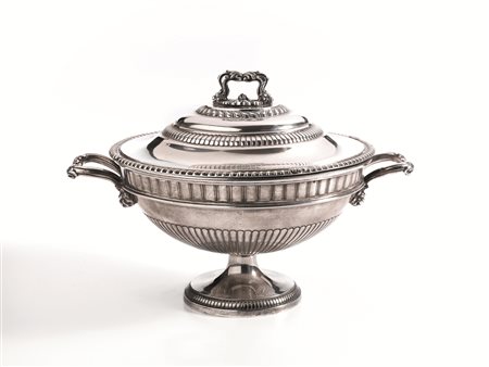 Zuppiera, sec. XX, in argento, di forma cicolare, corpo sbalzato a...