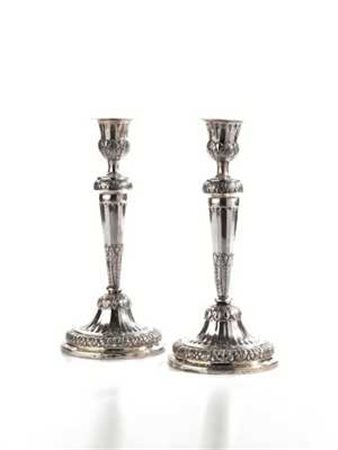 Coppia di candelieri, Genova, metÃ sec. XIX, in argento, fusto a colonna...