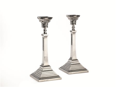 Coppia di candelieri, Birmingham, sec. XX, in argento, con basi modanate a...