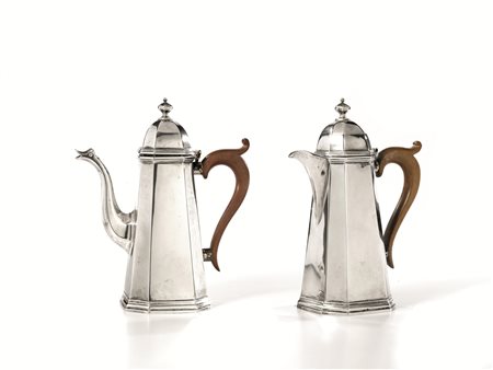Due caffettiere, Londra, inizi sec. XX, in argento, di forma tronconica, una...