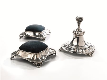 Coppia di puntaspilli, Vienna, 1844, di forma quadrata e sagomata, con...