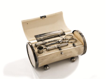 Necessaire da cucito, Francia, sec. XIX, composto da un paio di forbicine,...