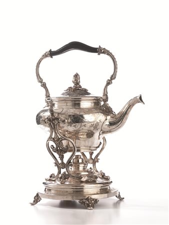 Samovar, in metallo argentato, su base circolare sorretta da quattro piedini...