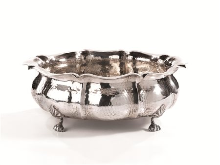 Grande coppa Brandimarte, in argento martellato, quattro piedini a ricciolo,...