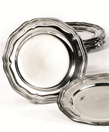 Dodici piattini da pane, in argento, tesa smerlata lavorata a righe, diam. cm...