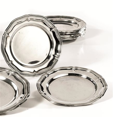 Dodici piattini da pane, in argento, tesa smerlata lavorata a righe, diam. cm...