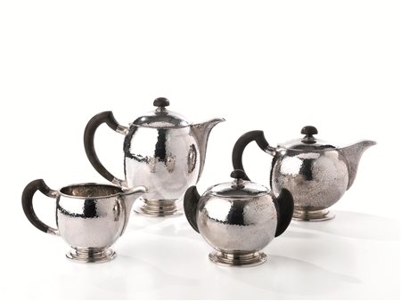 Servito da tÃ¨ e caffÃ¨, sec. XX, in argento martellato composto di teiera,...