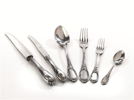 Servito di posate, in argento, manici cesellati a volute di foglie, composto...