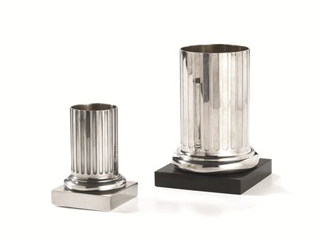 Mezzacolonna scanalata, firmata Bulgari, in argento, su base quadrata recante...